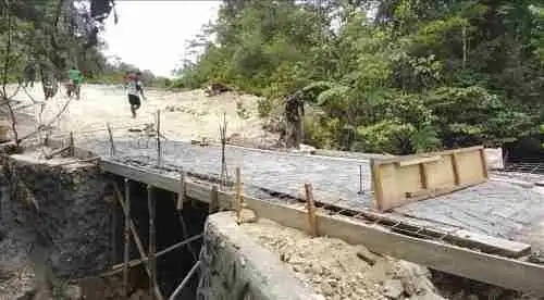 Rehab Jembatan TMMD Ke-129 Pengecoran Bagian Atas Jembatan Hampir Rampung, Akses Masyarakat Kampung Sesor Segera Lebih Aman dan Lancar