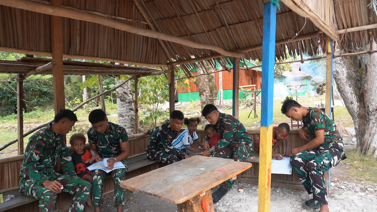 Canda dan Tawa Warnai TMMD Ke-129, Kedekatan Satgas TNI dengan Anak-Anak Kampung Sesor Semakin Erat