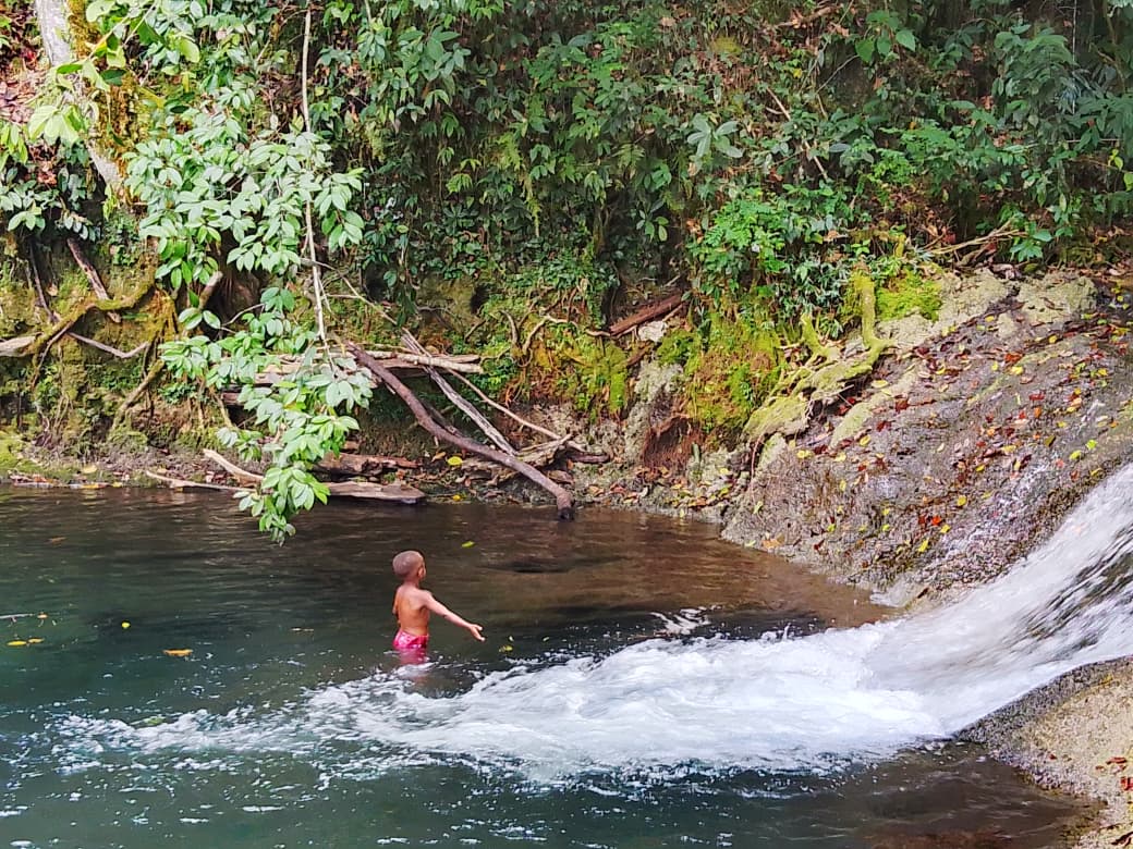 Keseruan Anak Anak Kp. Sesor menikmati Air Terjun, TMMD Ke-129 Buka Akses Wisata, Tangga Menuju Air Terjun Kini Lebih Nyaman Dilalui