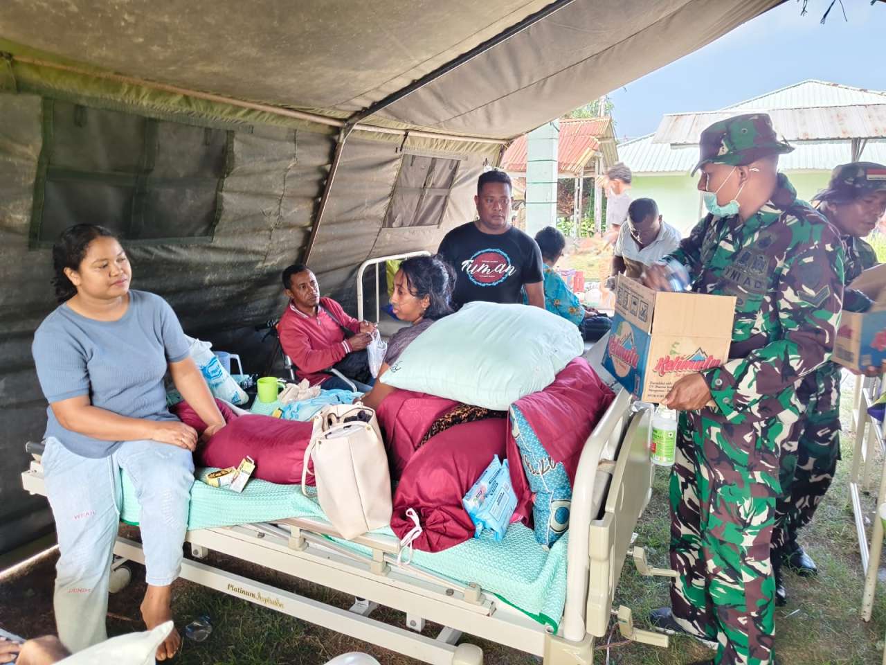 TNI Kerahkan Personel, Hercules, dan KRI Bantu Masyarakat Terdampak Gempa NTT TNI Kerahkan Personel, Hercules, dan KRI Bantu Masyarakat Terdampak Gempa NTT