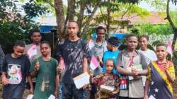 Meriahkan HUT RI ke-81, Tokoh adat sekaligus Rohaniawan Gelar Lomba Berhadiah dan Bagikan Sembako kepada Masyarakat Nduga Meriahkan HUT RI ke-81, Tokoh adat sekaligus Rohaniawan Gelar Lomba Berhadiah dan Bagikan Sembako kepada Masyarakat Nduga