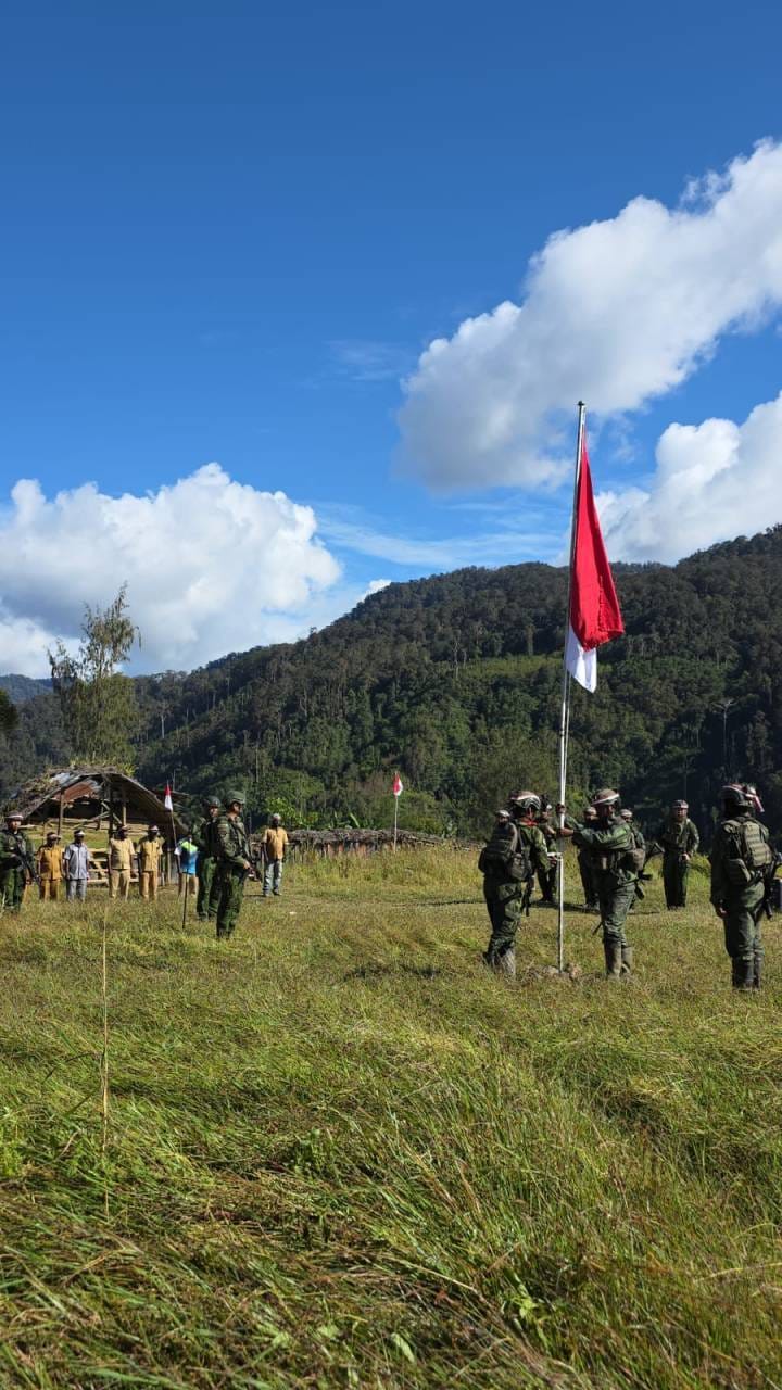 Menembus Keterisolasian Ugimba: Misi Pengabdian Koops TNI Habema Mengibarkan Merah Putih di Kaki Gunung Cartenz