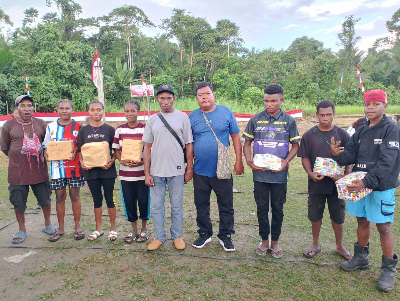 Peringati HUT ke-81 RI, Kepala Suku Kampung Suskun Keerom Gelar Lomba dan Bagikan Sembako untuk Pompa Semangat Nasionalisme Peringati HUT ke-81 RI, Kepala Suku Kampung Suskun Keerom Gelar Lomba dan Bagikan Sembako untuk Pompa Semangat Nasionalisme