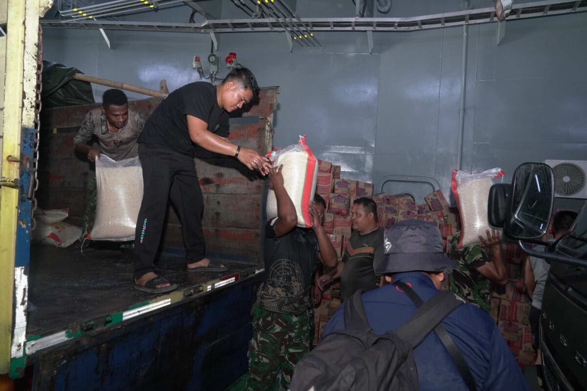 Hari Kedelapan Penanganan Gempa NTT, TNI Salurkan 695,170 Ton Bantuan