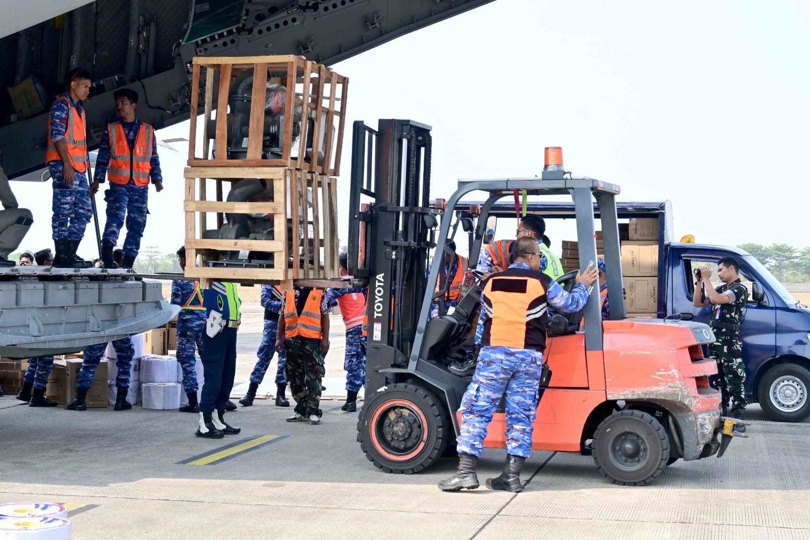 Mendukung Penuh Penanganan Karhutla, TNI AU Terbangkan A-400M Bawa Bantuan Presiden RI Yang Dikirim oleh Kemhan-Kementan