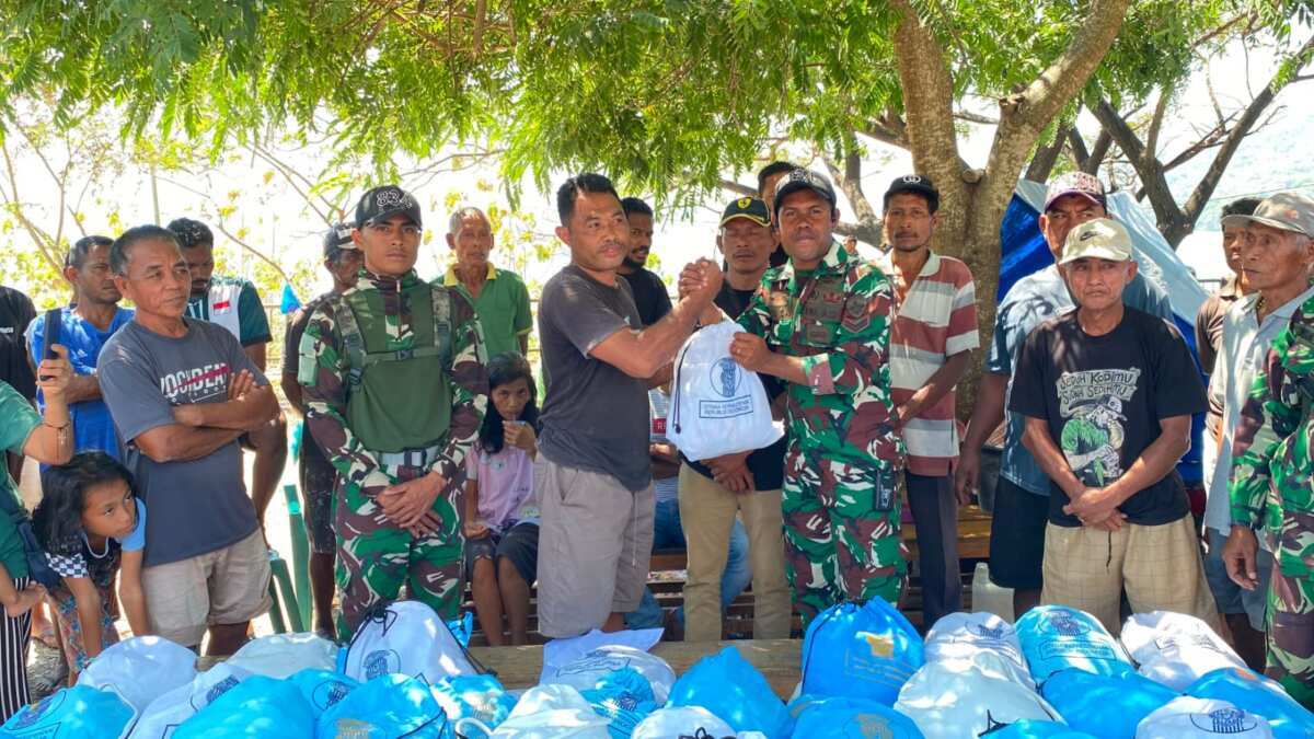 Hari Kesepuluh Penanganan Gempa NTT, TNI Salurkan 825,585 Ton Bantuan