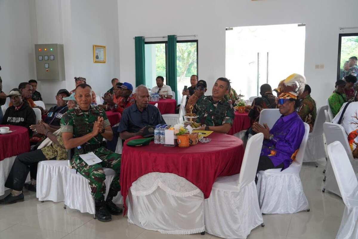 Tatap Muka Danrem 172/PWY Bersama Tokoh Agama, Adat dan Masyarakat Keerom Tatap Muka Danrem 172/PWY Bersama Tokoh Agama, Adat dan Masyarakat Keerom