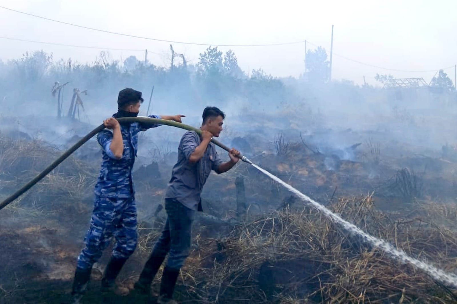 Pemadaman dan Pembasahan Lahan Gambut Diperkuat, Satgas Darat Lanud Sjamsudin Noor Berjibaku di Tengah Asap Tekan Dampak Karhutla di Kalsel