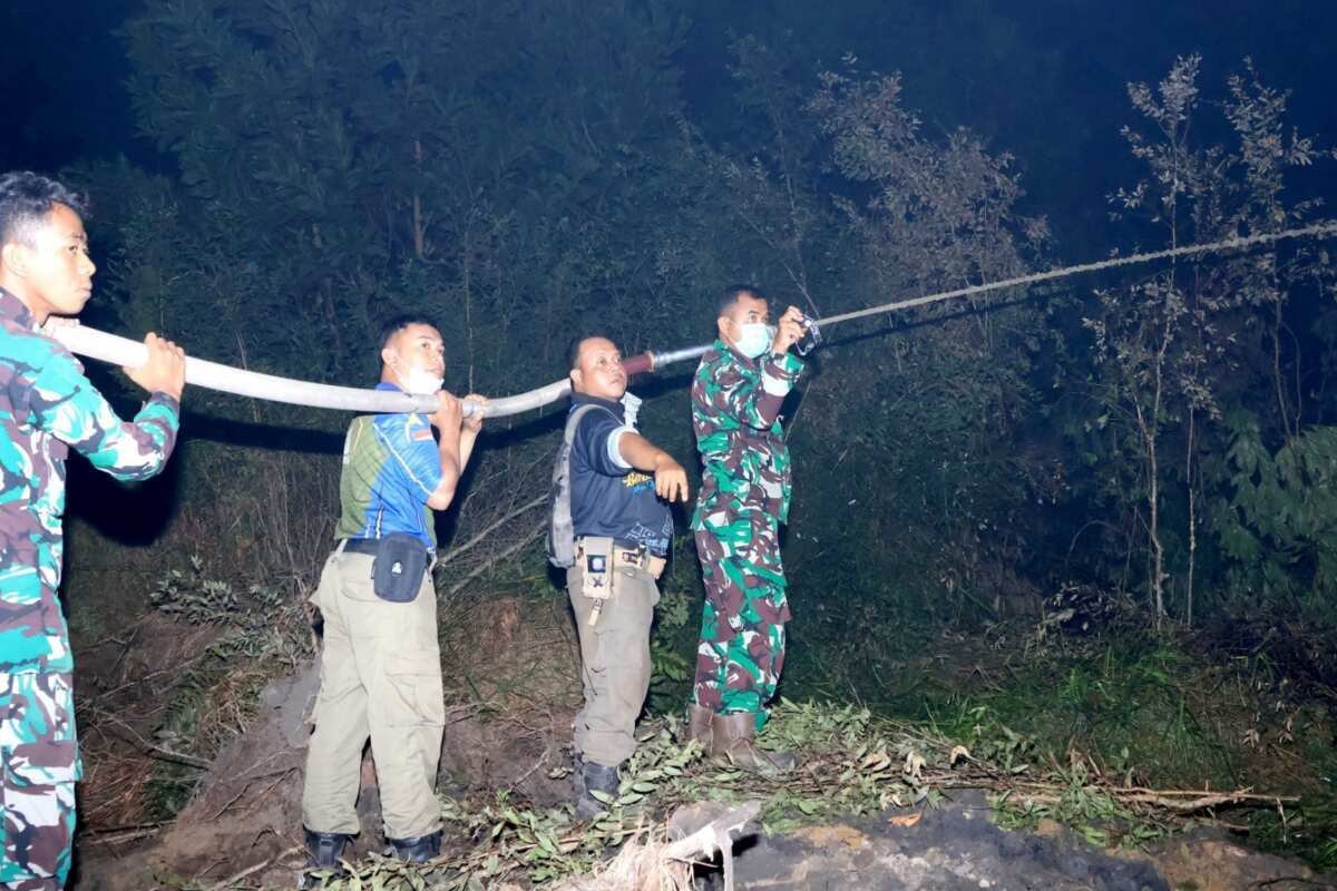 Tak Kenal Lelah dan Waktu, Satgas Irigasi Lanud Sjamsudin Noor Perkuat Penanganan Karhutla Hingga Dini Hari Tak Kenal Lelah dan Waktu, Satgas Irigasi Lanud Sjamsudin Noor Perkuat Penanganan Karhutla Hingga Dini Hari