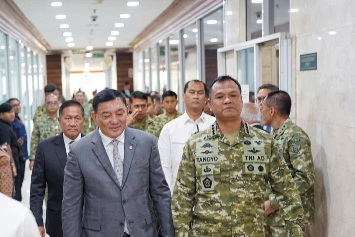 Wapang TNI Dampingi Menhan RI dalam Rapat Kerja Bersama Komisi I DPR RI Wapang TNI Dampingi Menhan RI dalam Rapat Kerja Bersama Komisi I DPR RI