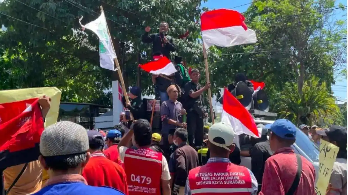 Aksi Demonstrasi Juru Parkir di Surabaya