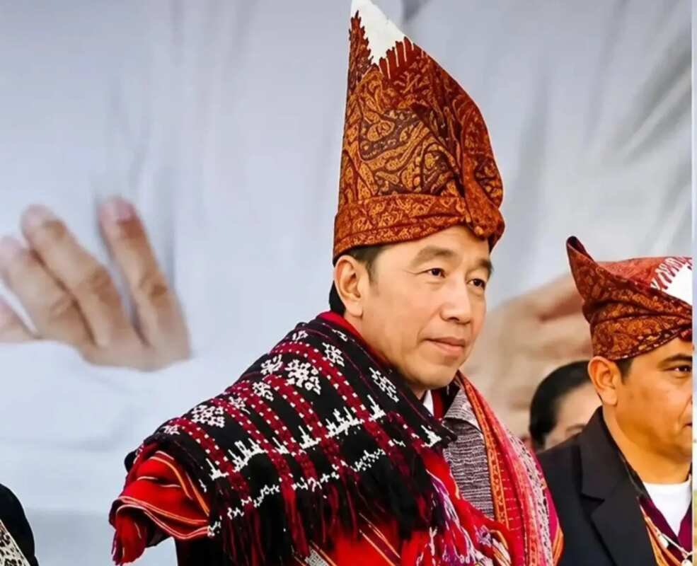 Kejanggalan Dalam Unggahan Foto di Akun Resmi Presiden Kejanggalan Dalam Unggahan Foto di Akun Resmi Presiden