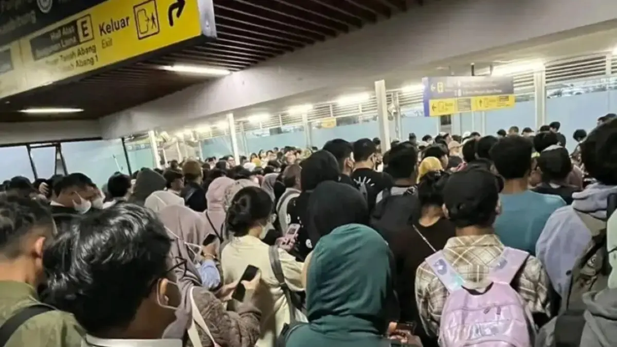 Gangguan Layanan KRL Akibat Kerumunan Warga di Rel Palmerah-Tanah Abang
