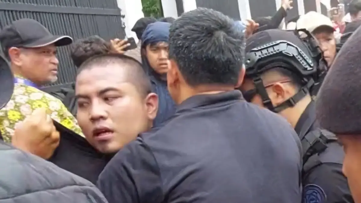 Kekacauan di Depan Gedung DPR: Pria Tak Dikenal Bawa Golok dan Kunci Ring
