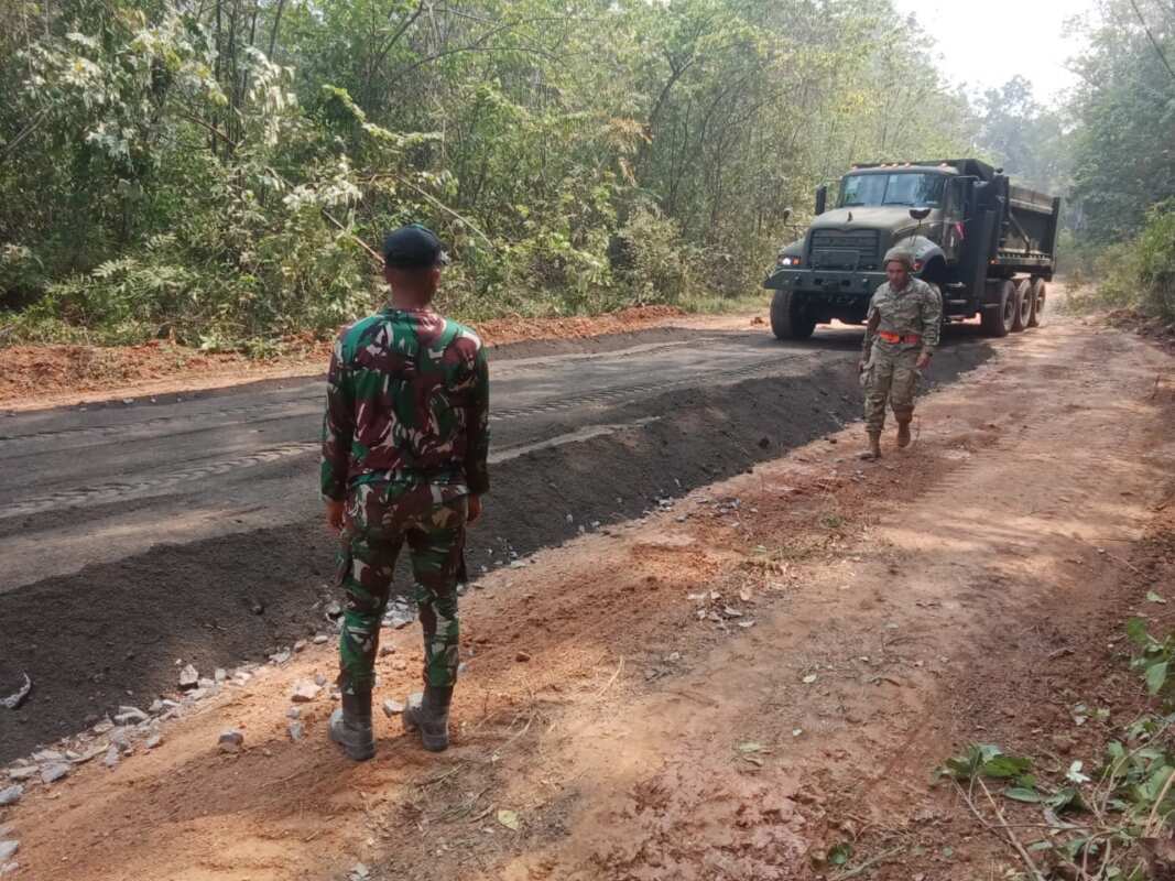 Wadan Kodiklat TNI Tinjau Proyek Pengerasan Jalan Encap Super Garuda Shield 2026 di Baturaja