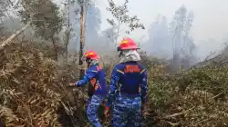 Asap Masih Mengepul, Satgas Darat Lanud Sjamsudin Noor Perkuat Pembasahan Lahan Gambut