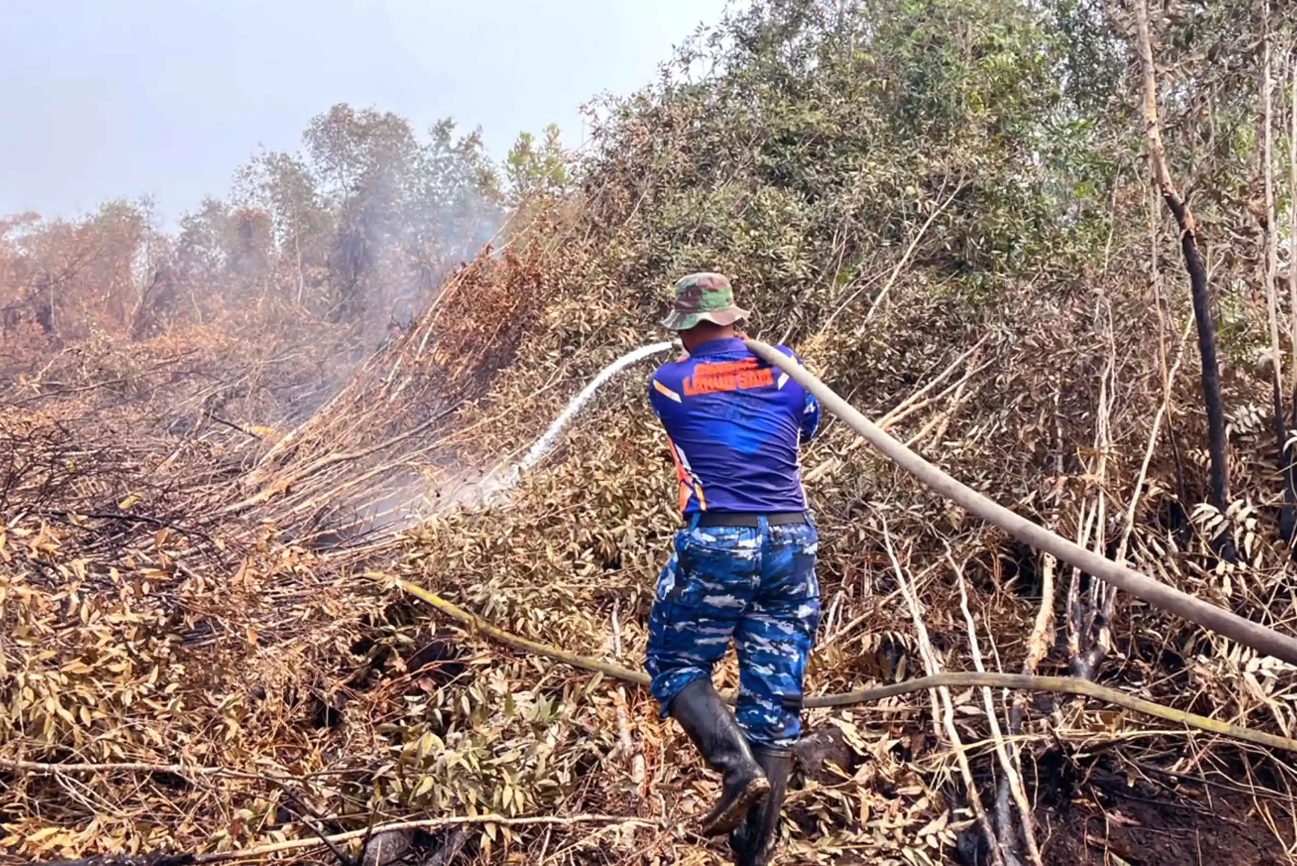 Jaga Gambut Tetap Aman, Satgas Darat Lanud Sjamsudin Noor Perkuat Pembasahan Berkelanjutan Jaga Gambut Tetap Aman, Satgas Darat Lanud Sjamsudin Noor Perkuat Pembasahan Berkelanjutan