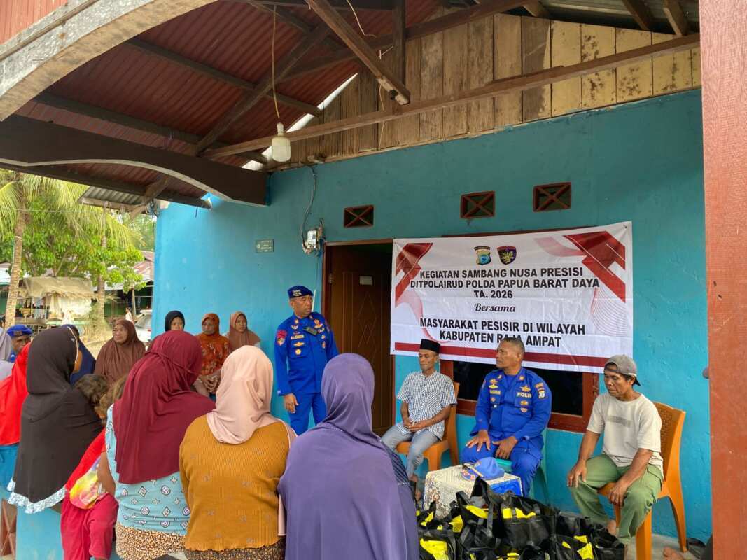 Ditpolairud Polda PBD Sambang Nusa Presisi di Pesisir Raja Ampat, Bagikan 56 Paket Sembako