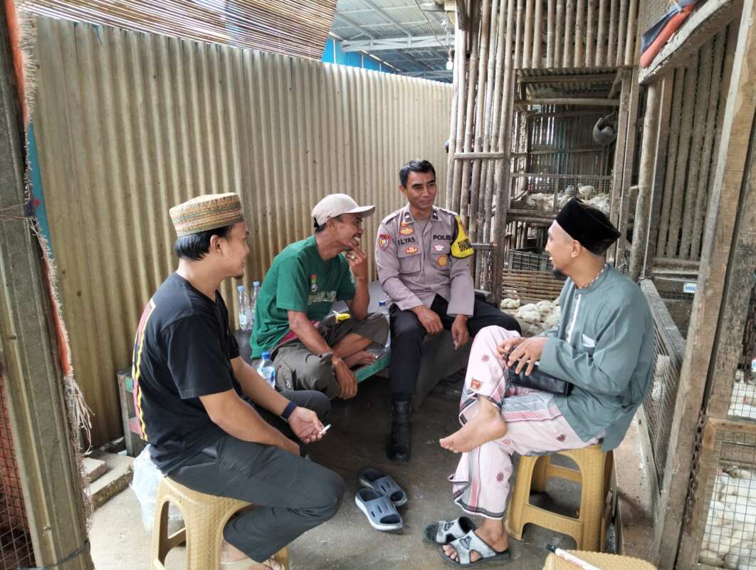 Bhabinkamtibmas Sambangi Tokoh Agama di Sukamulya, Perkuat Silaturahmi dan Kamtibmas Bhabinkamtibmas Sambangi Tokoh Agama di Sukamulya, Perkuat Silaturahmi dan Kamtibmas