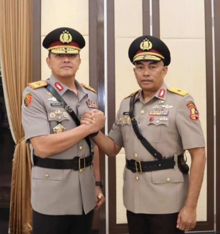Sertijab Kapolda Papua Barat Daya, Brigjen Pol Audie Sonny Latuheru Serahkan Tongkat Komando kepada Brigjen Pol Hengki Haryadi Sertijab Kapolda Papua Barat Daya, Brigjen Pol Audie Sonny Latuheru Serahkan Tongkat Komando kepada Brigjen Pol Hengki Haryadi