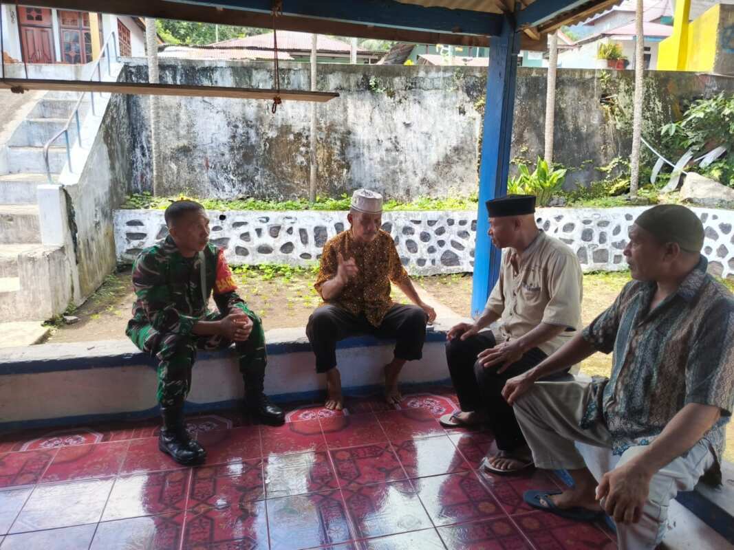 Babinsa Koramil 1505-01/Tidore Aktif Komsos Bersama Warga Binaan Babinsa Koramil 1505-01/Tidore Aktif Komsos Bersama Warga Binaan