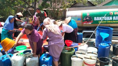 Tanggap Darurat, Kodim Bojonegoro Terus Pasok Puluhan Ribu Liter Air Bersih ke Wilayah Kekeringan Tanggap Darurat, Kodim Bojonegoro Terus Pasok Puluhan Ribu Liter Air Bersih ke Wilayah Kekeringan