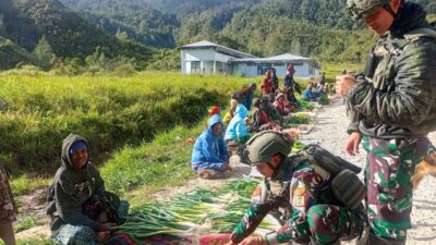 Langkah Humanis Satgas Yonif 2 Marinir: Bantu Warga Komopa Melalui Pembelian Hasil Bumi