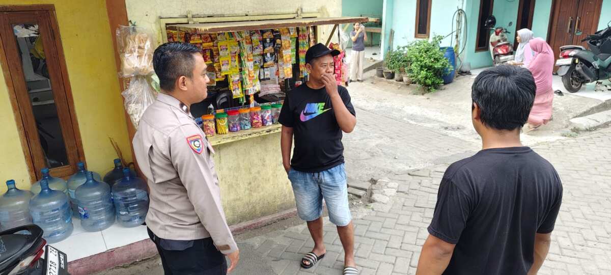 Sambangi Warung Warga, Bhabinkamtibmas Sukanagara Perkuat Silaturahmi dan Kamtibmas