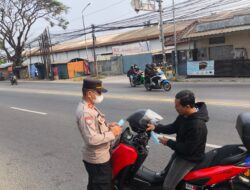 Polsek Cikupa Bagikan Masker Gratis, Wujudkan Kesiapsiagaan Hadapi Dampak Abu Vulkanik