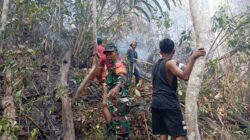 Babinsa dan Warga Dua Desa Gotong Royong Padamkan Kebakaran Lahan di Sekitar Pipa Air Bersih