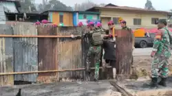 Menutup Luka Pascakebakaran, Satgas Yonif 2 Marinir Rampungkan Pembersihan dan Pemasangan Pagar Komplek Pasar Enarotali