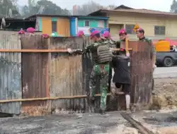 Menutup Luka Pascakebakaran, Satgas Yonif 2 Marinir Rampungkan Pembersihan dan Pemasangan Pagar Komplek Pasar Enarotali