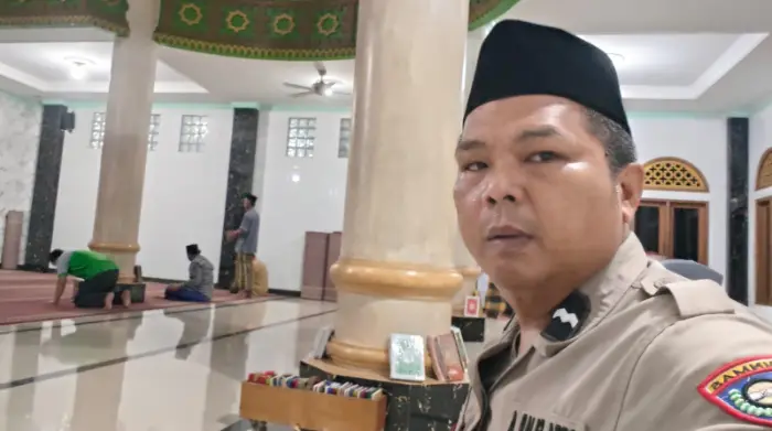SULING, Aipda Reza Fajar A Sambangi Jamaah Masjid Al Mukhlisin Bojong