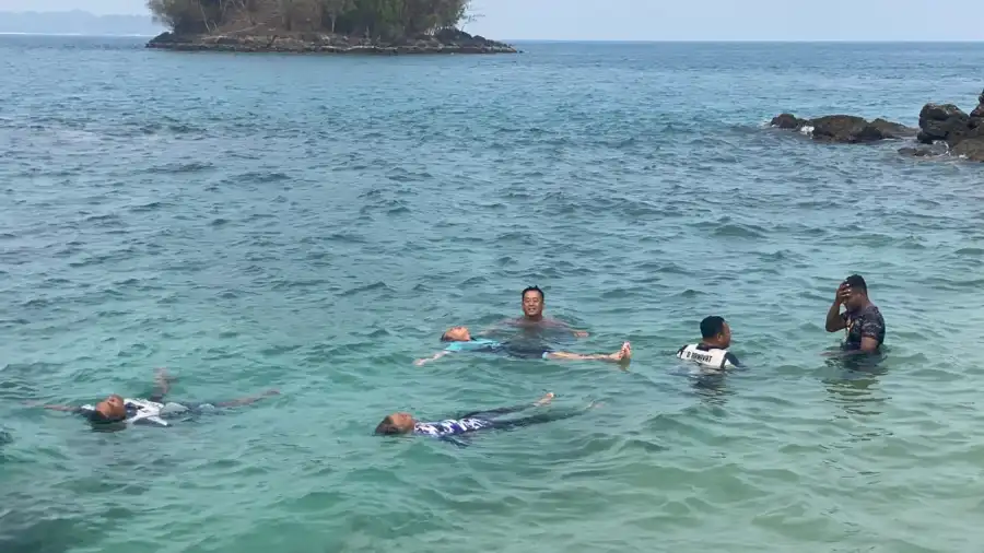 Tingkatkan Kesiapsiagaan di Perairan, Satpolairud Polresta Sorong Kota Asah Kemampuan Renang Laut