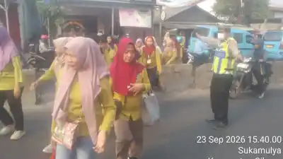 PECAK Sore Hari, Aiptu Sapudin Atur Lalu Lintas di Pertigaan Columbus