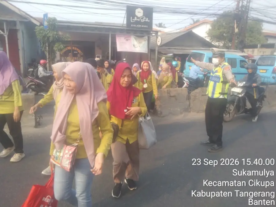 PECAK Sore Hari, Aiptu Sapudin Atur Lalu Lintas di Pertigaan Columbus PECAK Sore Hari, Aiptu Sapudin Atur Lalu Lintas di Pertigaan Columbus