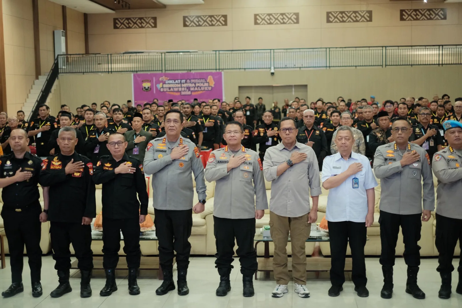 Ketum Senkom Dampingi Kapolda Sulsel Buka Diklat Telematika dan PHMAL di Makassar