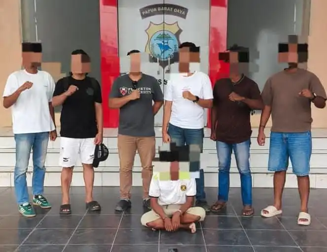 Resmob Polres Sorong Amankan Terduga Pelaku Curas di Jalan Aimas–Klamono, Korban Alami Luka Akibat Senjata Tajam Resmob Polres Sorong Amankan Terduga Pelaku Curas di Jalan Aimas–Klamono, Korban Alami Luka Akibat Senjata Tajam