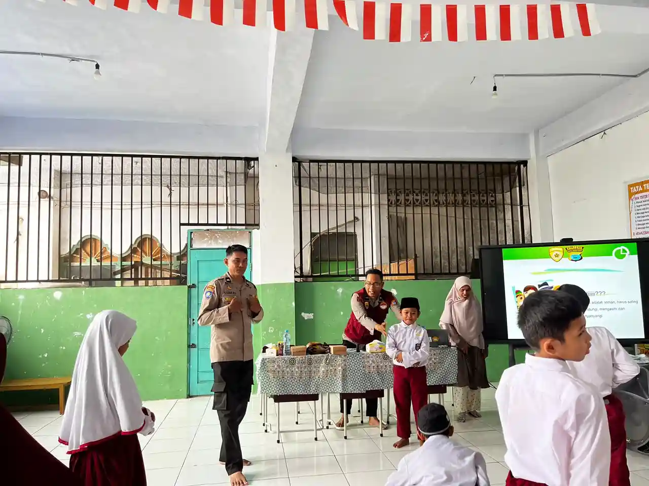 Polresta Sorong Kota Edukasi Siswa SD Al-Mujtahidin tentang Bahaya Bullying dan Nilai-Nilai Pancasila Polresta Sorong Kota Edukasi Siswa SD Al-Mujtahidin tentang Bahaya Bullying dan Nilai-Nilai Pancasila
