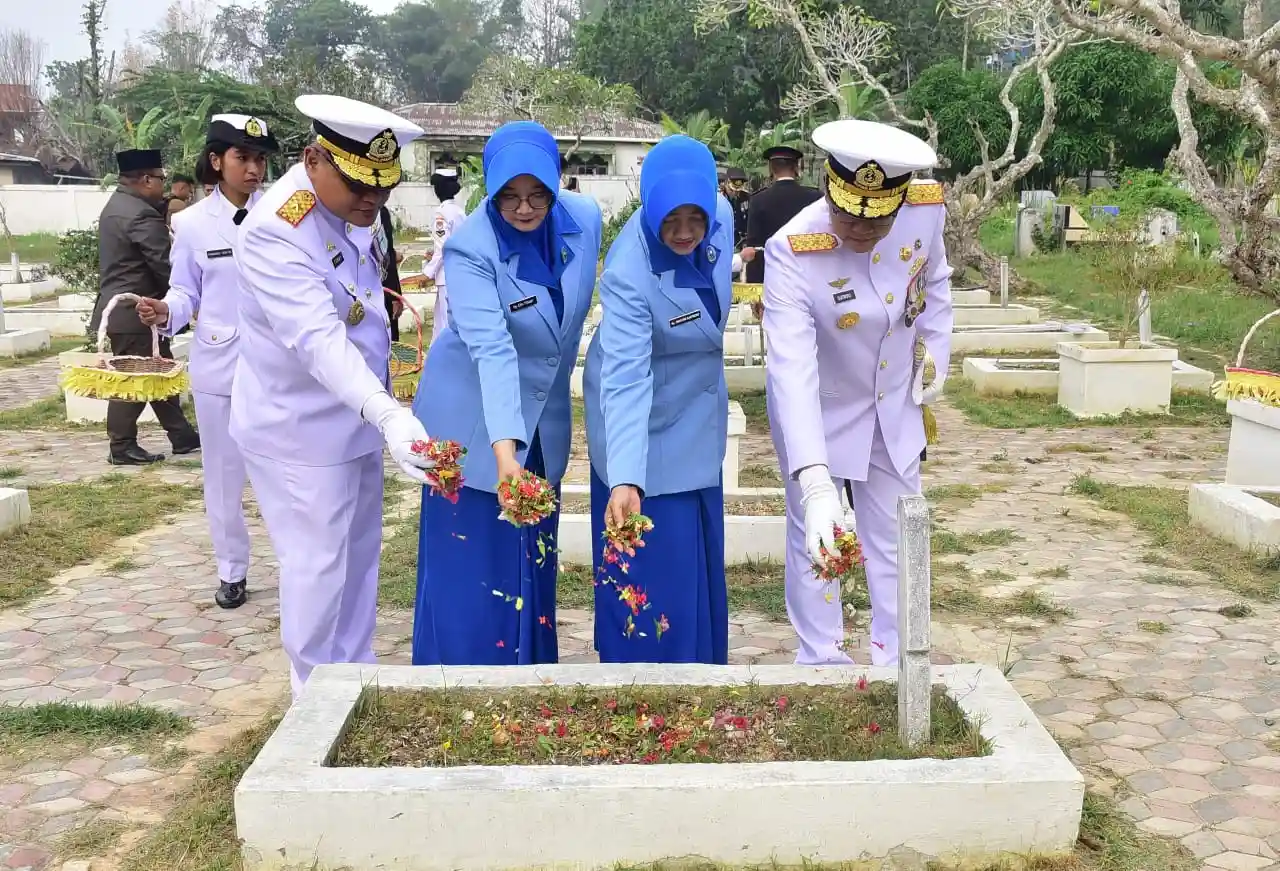 Jelang HUT TNI Ke-81, Dankodaeral XIV Ikuti Ziarah Rombongan ke TMP Sorong Jelang HUT TNI Ke-81, Dankodaeral XIV Ikuti Ziarah Rombongan ke TMP Sorong
