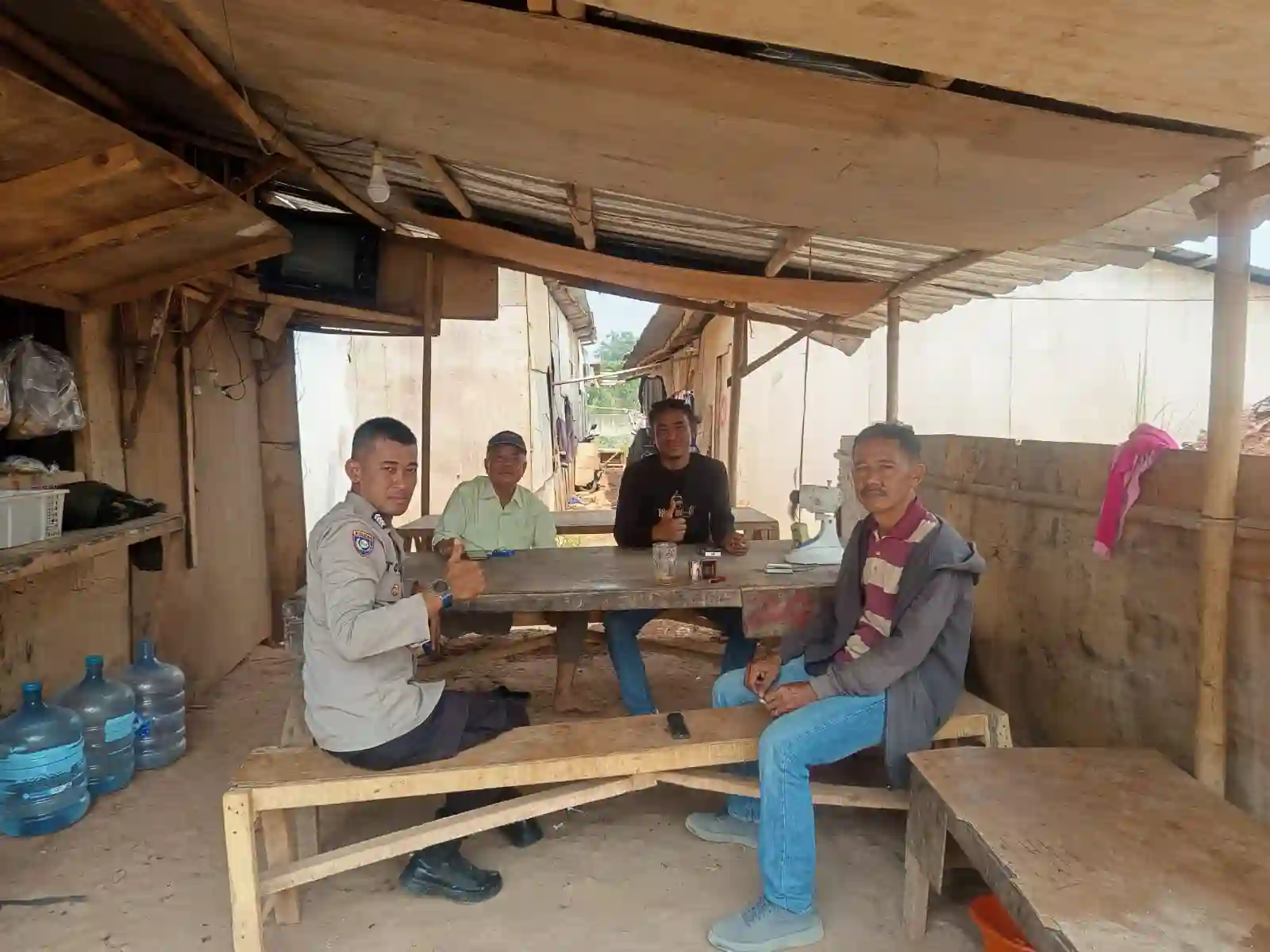 Cooling System dan DDS, Bripka Ristyanto Sambangi Warga Cibadak Perkuat Kamtibmas Cooling System dan DDS, Bripka Ristyanto Sambangi Warga Cibadak Perkuat Kamtibmas