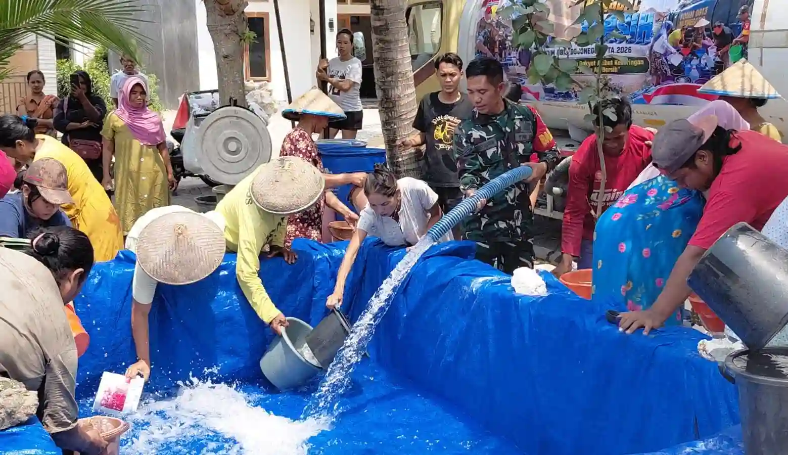 TNI AD Hadir Dekat Rakyat, Kodim Bojonegoro Pasok 200 Ribu Liter Air Bersih ke Desa Kekeringan TNI AD Hadir Dekat Rakyat, Kodim Bojonegoro Pasok 200 Ribu Liter Air Bersih ke Desa Kekeringan