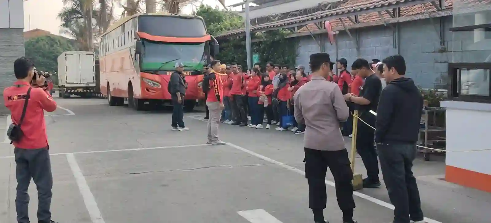 Polsek Cikupa Pantau Keberangkatan Massa FSBN KASBI Menuju DPR RI