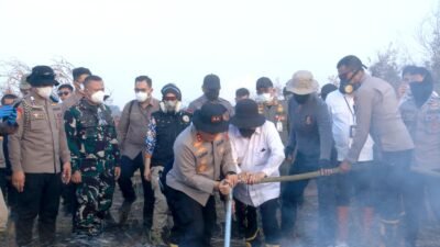 Pantau Langsung Perkembangan Karhutla, Komandan Lanud Sjamsudin Noor Bersama Forkopimda Kalsel Turun ke Lapangan Uji Fungsi Inovasi Injeksi Air