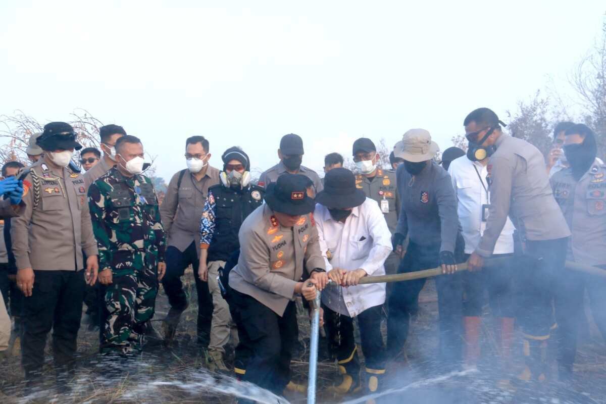 Pantau Langsung Perkembangan Karhutla, Komandan Lanud Sjamsudin Noor Bersama Forkopimda Kalsel Turun ke Lapangan Uji Fungsi Inovasi Injeksi Air