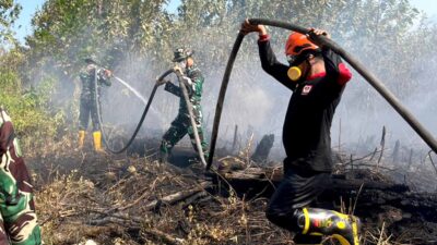 Dikepung Asap dan Bara, Satgas Darat Lanud Sjamsudin Noor Tak Beri Celah Karhutla Meluas Dekati Permukiman Warga Dikepung Asap dan Bara, Satgas Darat Lanud Sjamsudin Noor Tak Beri Celah Karhutla Meluas Dekati Permukiman Warga