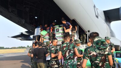 Hari Kedua Puluh Penanganan Gempa NTT, TNI Kirim 1.080,013 Ton Bantuan