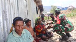 Babinsa 1714-01/Mulia Ulia Pererat Kemanunggalan TNI–Rakyat Melalui Anjangsana dan Bantuan Sembako di Kampung Kulon Enggame, Distrik Pagaleme