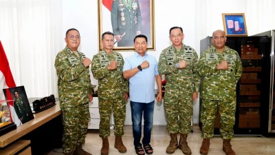 Silaturahmi Penuh Jelang HUT TNI, Jenderal TNI (Purn) Moeldoko Ingatkan tentang Profesionalisme Prajurit Silaturahmi Penuh Jelang HUT TNI, Jenderal TNI (Purn) Moeldoko Ingatkan tentang Profesionalisme Prajurit
