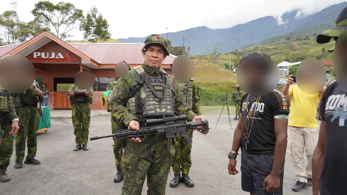 Memilih Jalan Damai, Empat Anggota OPM Puncak Jaya Serahkan Senjata kepada Pangkoops TNI Habema dan Kembali ke Masyarakat